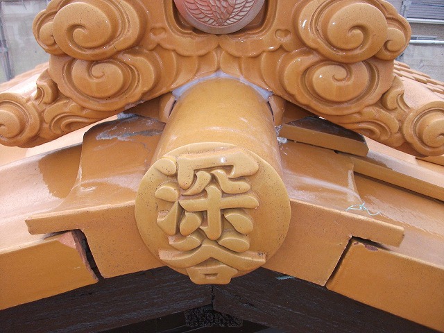 巴瓦の周囲をシーリング材で保護